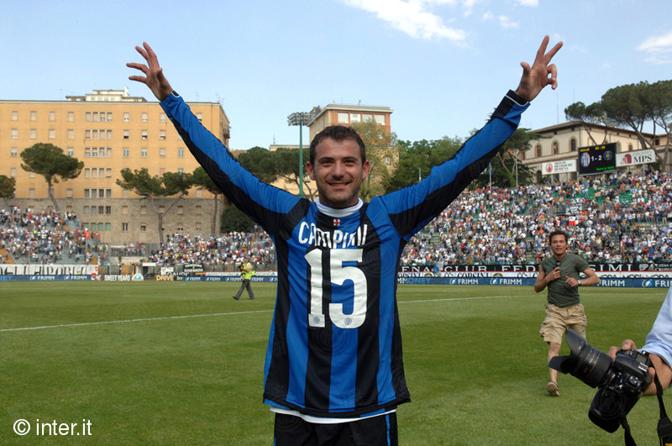 Con la maglia celebrativa del quindicesimo scudetto dell'Inter. 